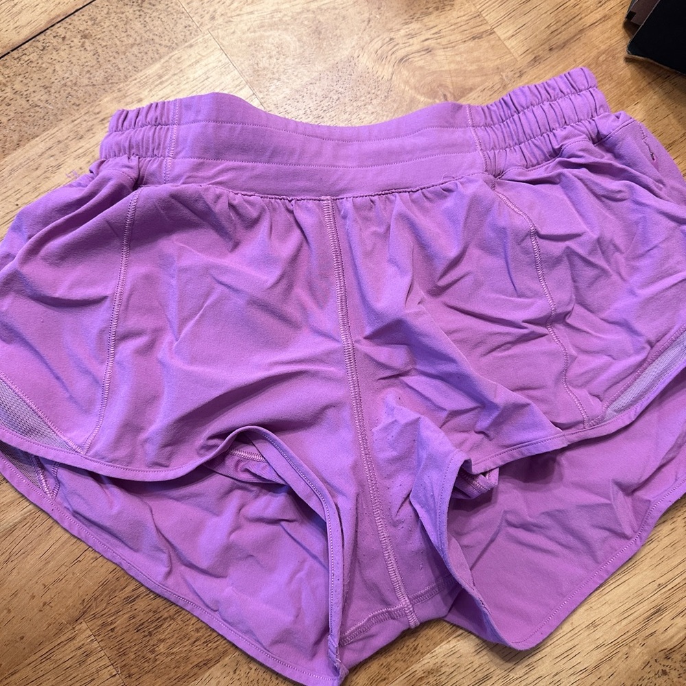 lululemon hotty hot shorts size 6 2.5”